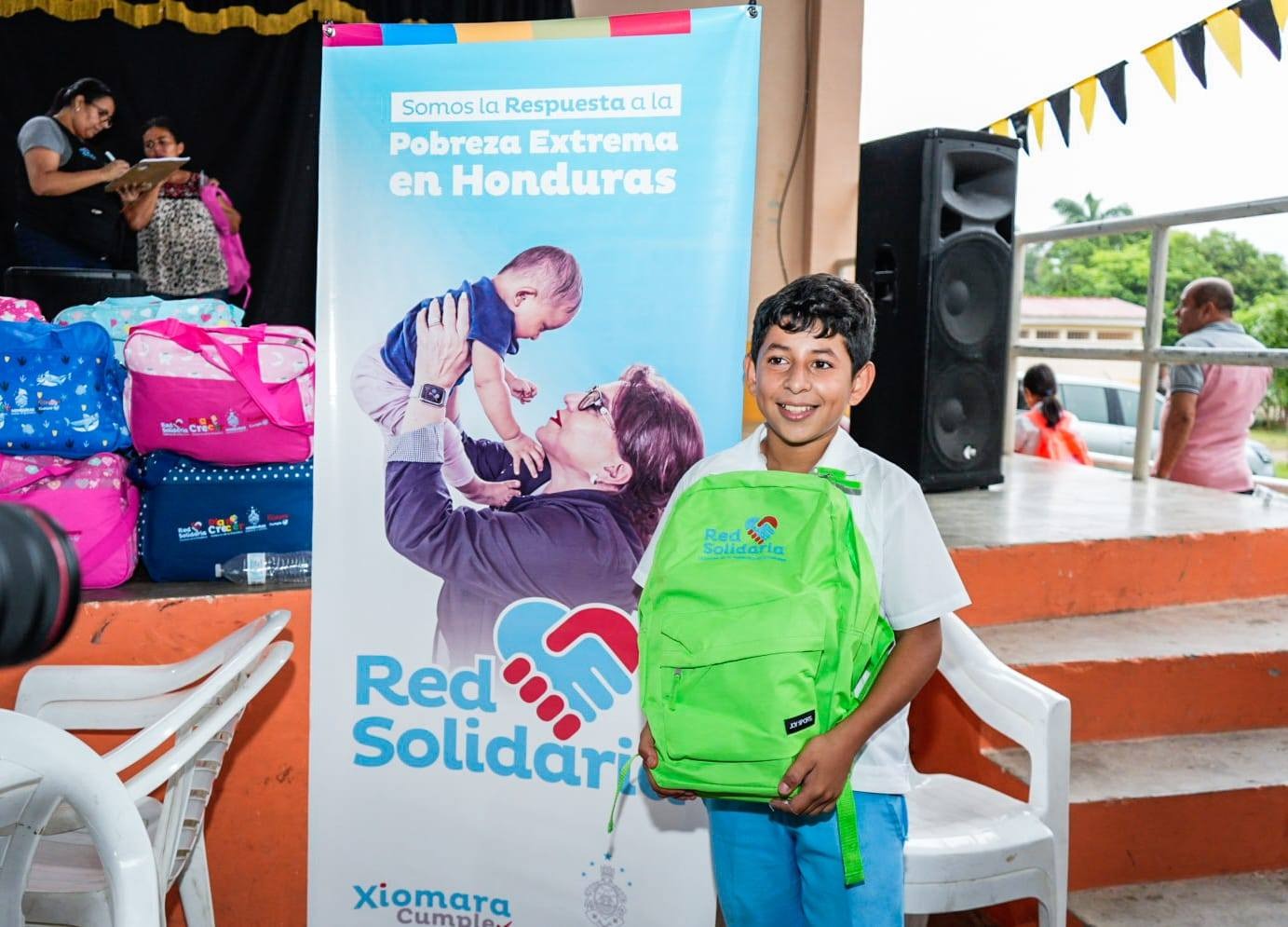 Gobierno de la Presidenta Xiomara Castro beneficia a la niñez de Comayagua con entrega de útiles escolares